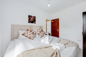 Lovely Home - Park Views & Ideal Transport Links
